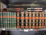 de nombreux livres qui se trouvent sur une étagère dans un magasin