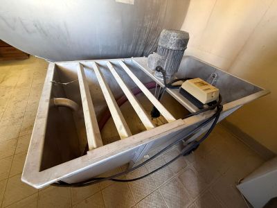 une baignoire équipée d'un siphon, dans une salle de bains