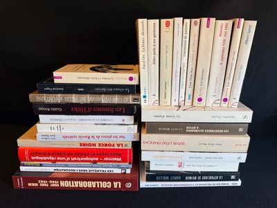 plusieurs livres empilés sur une table