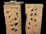 paire de vases en pierre sculptée sur fond noir, avec un fond noir