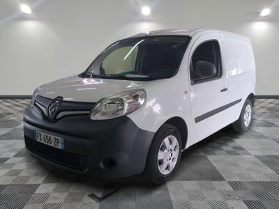 la photo d'une camionnette blanche garée dans une pièce