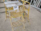 une chaise jaune posée au milieu d'un terrain
