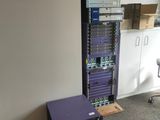 une tour d'ordinateur violette dans un coin de la pièce