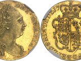 une pièce souveraine en or surmontée d'une couronne