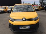 une camionnette jaune garée dans un parking