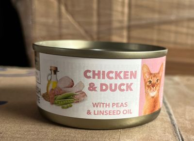 une boîte de poulet et de canard aux petits pois, à l'huile de colza