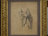 On y voit une vieille photo d'une femme en robe blanche, encadrée dans un cadre doré.