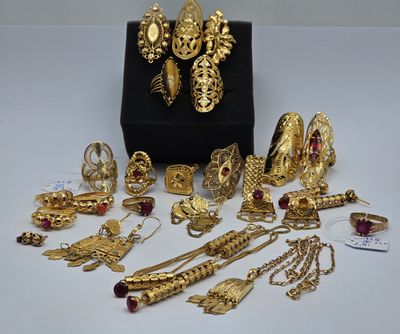 un tas de bijoux en or posés sur une table