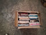 une boîte remplie de DVD posée par terre