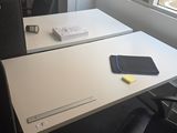 un bureau blanc avec une chaise noire près d'une fenêtre
