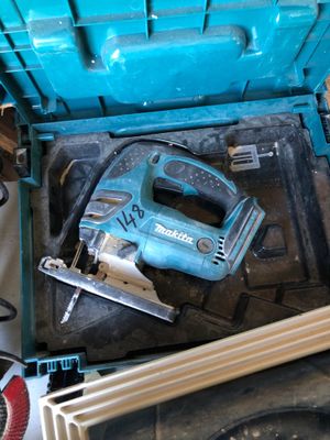 une boîte à outils bleue contenant des outils, posée sur une table