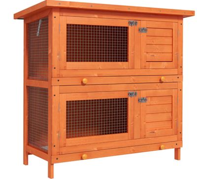 une cabane en bois pour lapins, dotée de deux portes et d'une cage en fil de fer