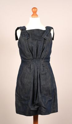 robe en jean posée sur un mannequin, sur fond blanc