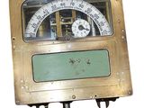 une horloge fixée à un poteau sur fond blanc