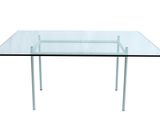 une image d'une table en verre avec des pieds en métal et un plateau en verre