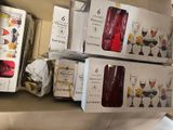 Plusieurs cartons de verres à vin sont empilés les uns sur les autres