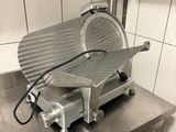 une trancheuse à viande posée sur une table dans une cuisine