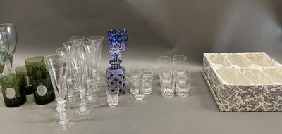 beaucoup de verres et de vases posés sur une table