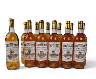 six bouteilles de vin posées les unes à côté des autres sur une surface blanche