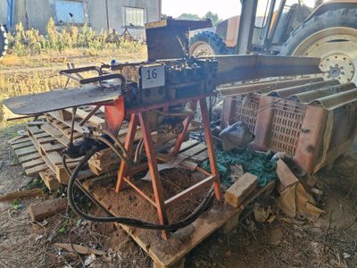 une machine posée sur une palette, dans la boue