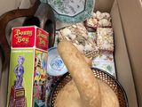 une boîte contenant un chapeau, un bol de céréales et d'autres objets