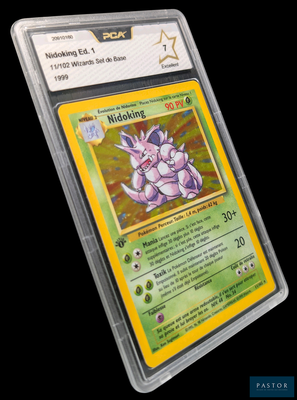 gros plan d'une carte pokemon dans un étui en plastique