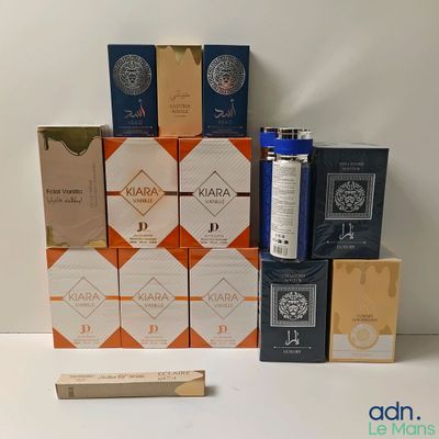 plusieurs boîtes de cigarettes sont empilées les unes sur les autres