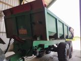 un camion-benne vert garé dans un garage