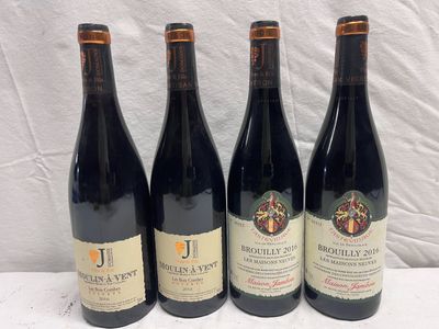 trois bouteilles de vin rouge sont alignées sur une table