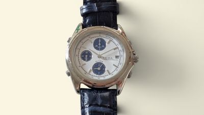 gros plan d'une montre-bracelet sur une surface blanche