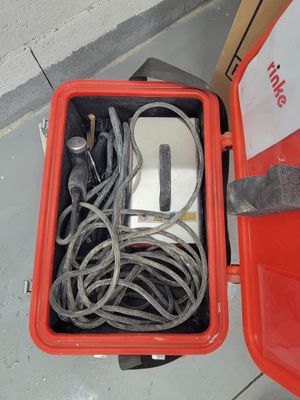 une boîte rouge contenant tout un tas de fils
