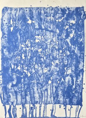 une image représentant une peinture bleue et blanche d'un groupe de personnes