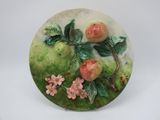 une photo d'une assiette décorée de fruits et de fleurs