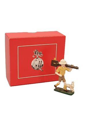 figurine représentant un homme armé devant une boîte rouge