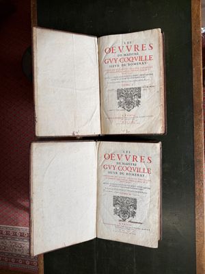 deux livres ouverts posés sur une table