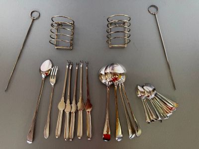many spoons, forks, and spoon spoons laid out on a table