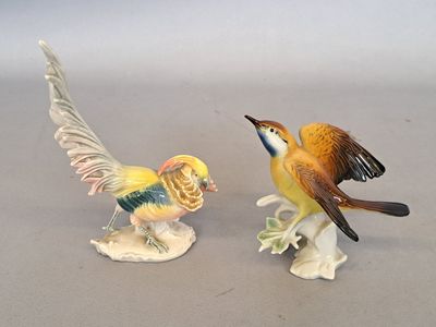 deux figurines d'oiseaux assis l'un à côté de l'autre