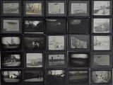 photographie en noir et blanc d'un mur composé de vieux téléviseurs sur lesquels s'affichent des images