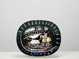 une assiette en noir et blanc sur laquelle figure l'image d'un oiseau
