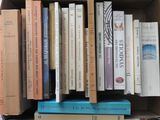 une boîte pleine de livres posée sur une table