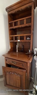 une armoire en bois avec des tiroirs et un lavabo dans la pièce