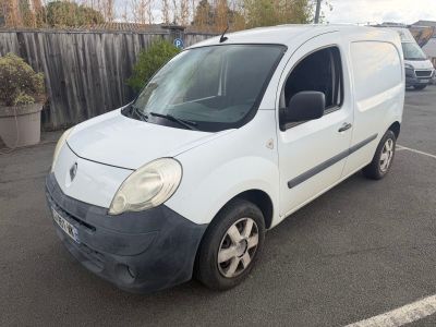 une petite camionnette blanche garée dans un parking