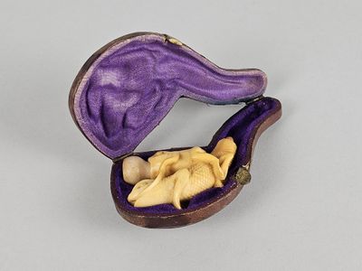 une petite boîte violette contenant une poupée