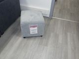 un petit pouf posé à même le sol dans un salon