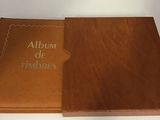 album en cuir contenant des timbres, avec une couverture marron sur fond blanc