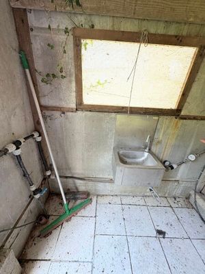 une salle de bains équipée de toilettes et d'une fenêtre