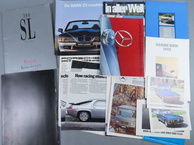 beaucoup de livres et de magazines sur la table