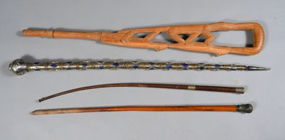 divers objets en bois et en métal disposés sur une surface blanche
