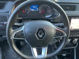 l'intérieur d'une voiture avec un volant, un tableau de bord et une planche de bord
