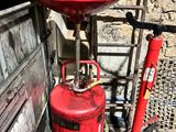 un extincteur rouge posé à côté d'une borne d'incendie